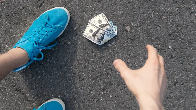 ฝันว่าเก็บเงินได้